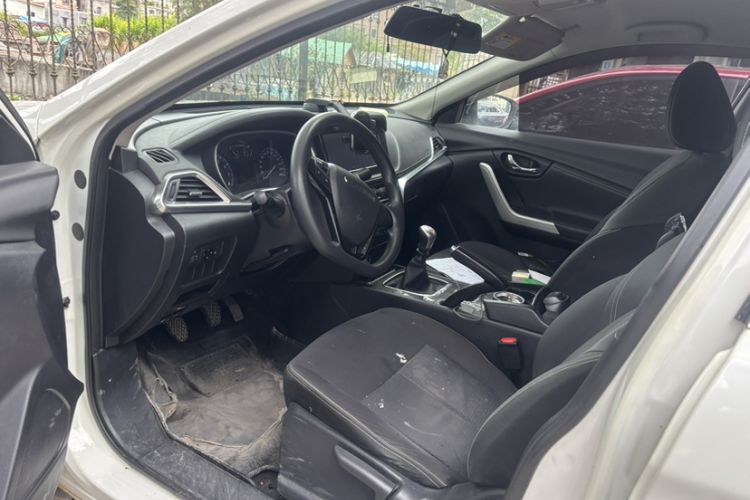 Used Venucia T90 2017 2.0L Manual Fashion Edition Interior 4