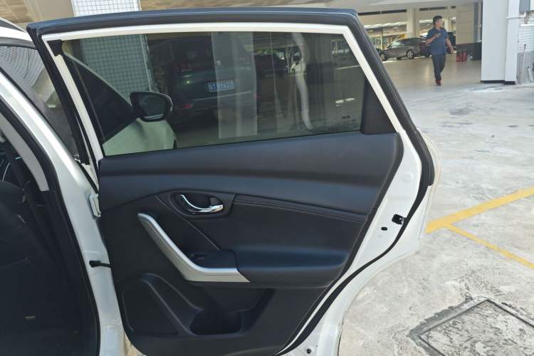 Used Venucia T90 2017 2.0L CVT Leading Edition Interior 4