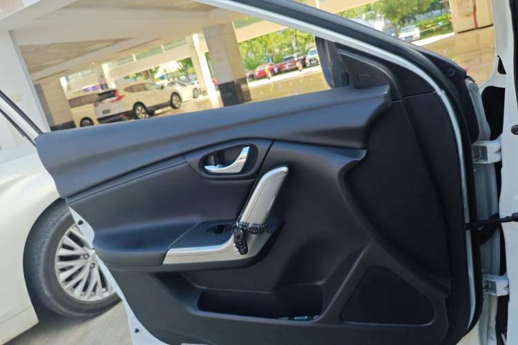 Used Venucia T90 2017 2.0L CVT Leading Edition Interior 5