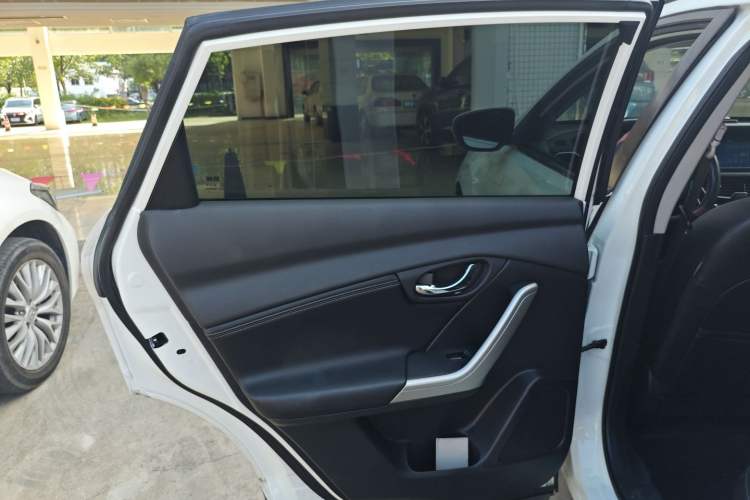 Used Venucia T90 2017 2.0L CVT Leading Edition Interior 6