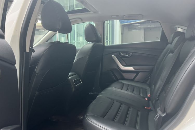 Used Venucia T90 2017 2.0L CVT Leading Edition Interior 8