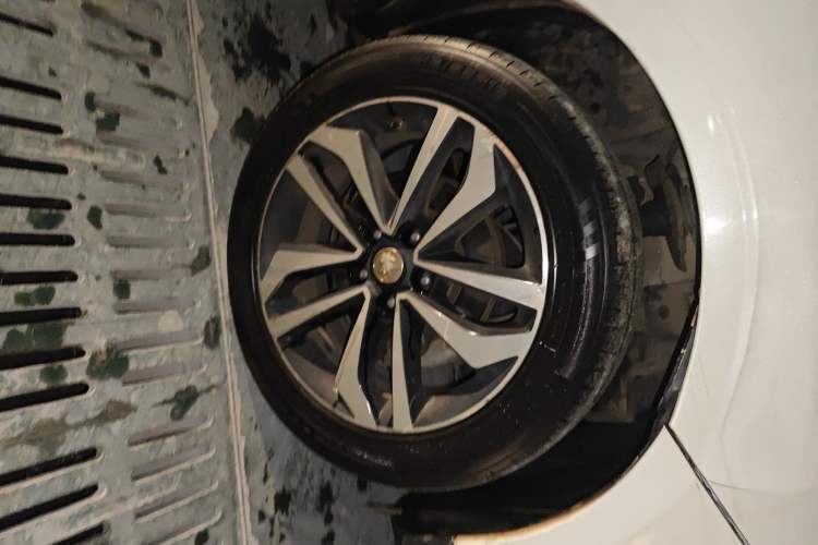 Used Venucia T90 2017 2.0L CVT Smart Edition Right Front Wheel Hub