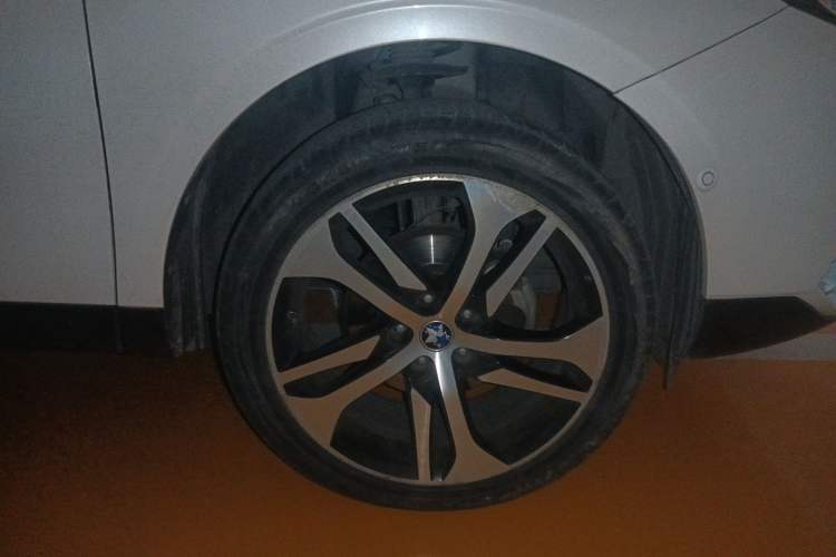 Used Venucia T90 2017 2.0L CVT Leading Edition Right Front Wheel Hub