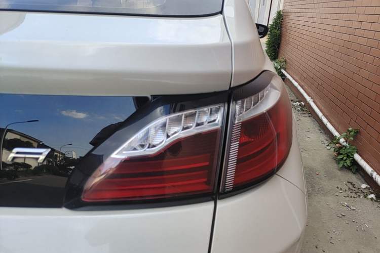 Used Venucia T90 2017 2.0L CVT Smart Edition Right Rear Taillight