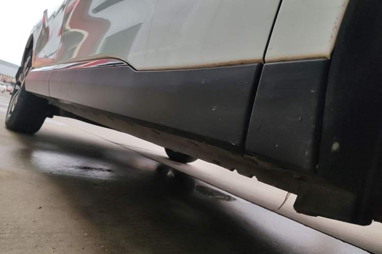 Used Venucia T90 2017 2.0L CVT Smart Edition Right Side Sill