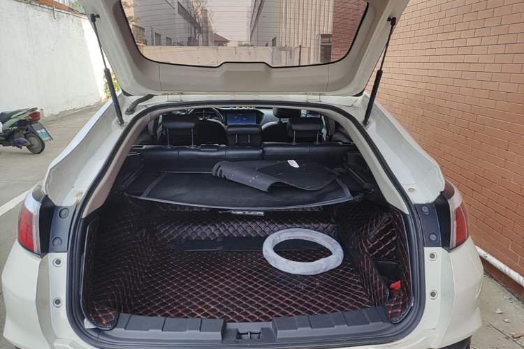 Used Venucia T90 2017 2.0L CVT Smart Edition Trunk