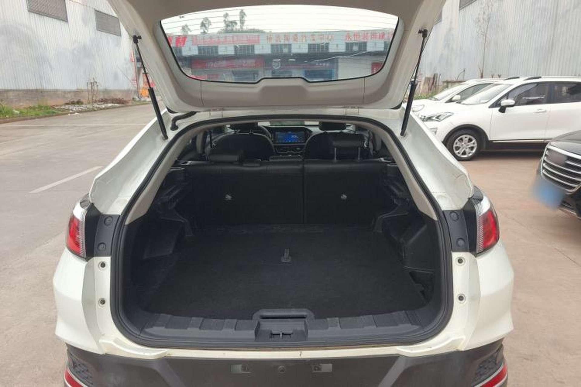 Used Venucia T90 2017 2.0L CVT Smart Edition Trunk