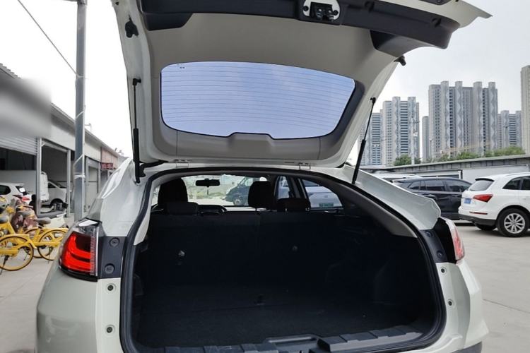 Used Venucia T90 2017 2.0L Manual Fashion Edition Trunk