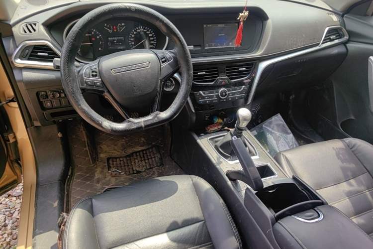 Used Venucia T90 2017 2.0L Manual ZhiShang Edition Center Console