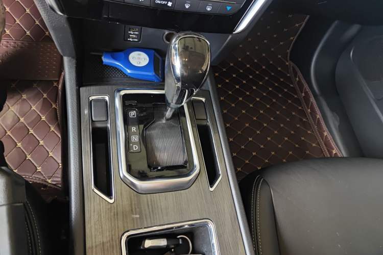 Used Venucia T90 2017 2.0L CVT Smart Edition Gear Lever
