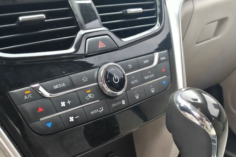 Used Venucia T90 2018 2.0L CVT Smart Connect Luxury Edition China V Standard Interior 5
