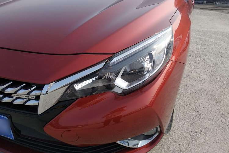 Used Venucia T90 2018 2.0L CVT Smart Connect Luxury Edition China V Standard Left Front Headlight
