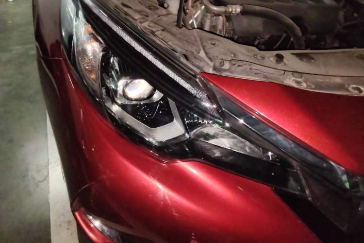 Used Venucia T90 2018 2.0L CVT Smart Connect Luxury Edition China V Standard Right Front Headlight