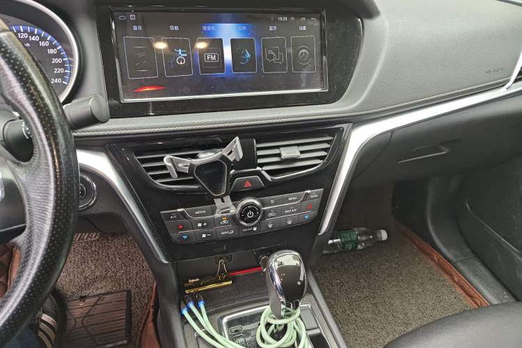 Used Venucia T90 2018 2.0L CVT Smart Connect Luxury Edition China V Standard Audio And AC Panel