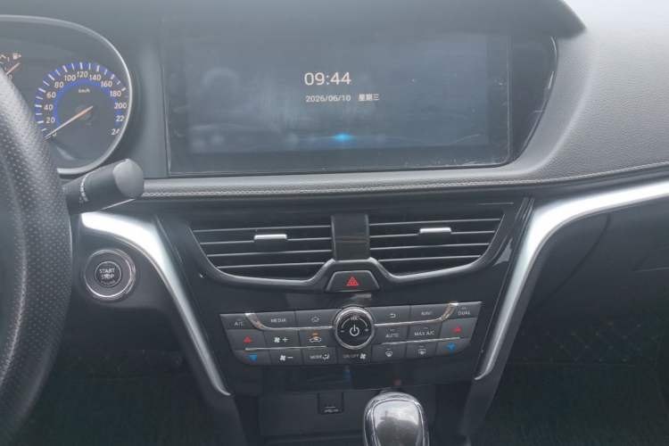 Used Venucia T90 2018 2.0L CVT Smart Connect Luxury Edition China V Standard Audio And AC Panel