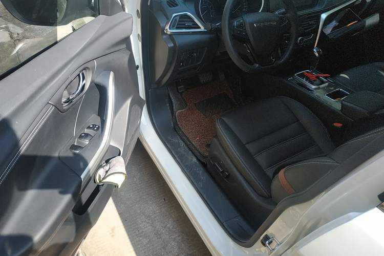 Used Venucia T90 2018 2.0L CVT Smart Connect Prestige Version China VI Standard Driver Seat