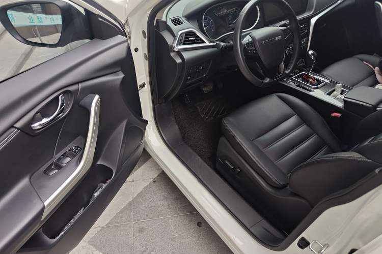 Used Venucia T90 2018 2.0L CVT Smart Connect Luxury Edition China V Standard Driver Seat