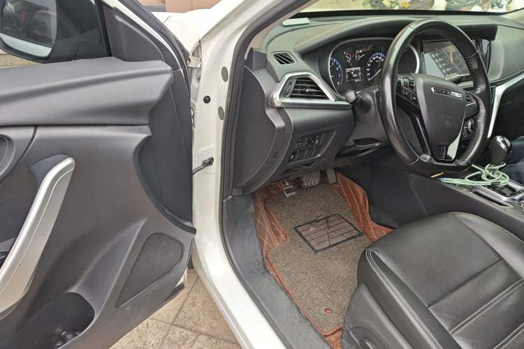 Used Venucia T90 2018 2.0L CVT Smart Connect Luxury Edition China V Standard Driver Seat