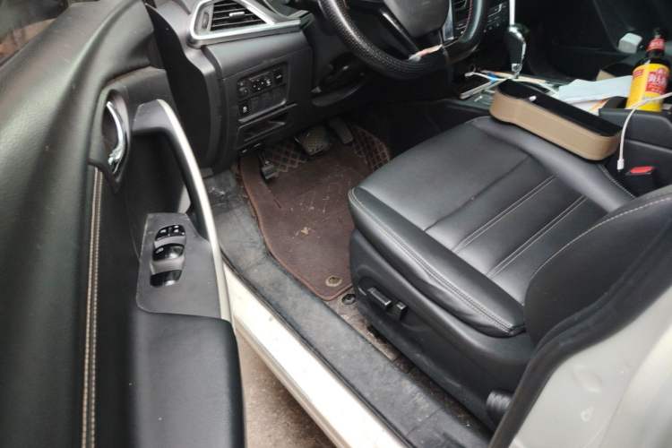 Used Venucia T90 2018 2.0L CVT Smart Connect Luxury Edition China V Standard Driver Seat
