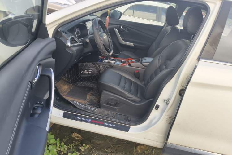 Used Venucia T90 2018 2.0L CVT Smart Connect Luxury Edition China V Standard Driver Seat