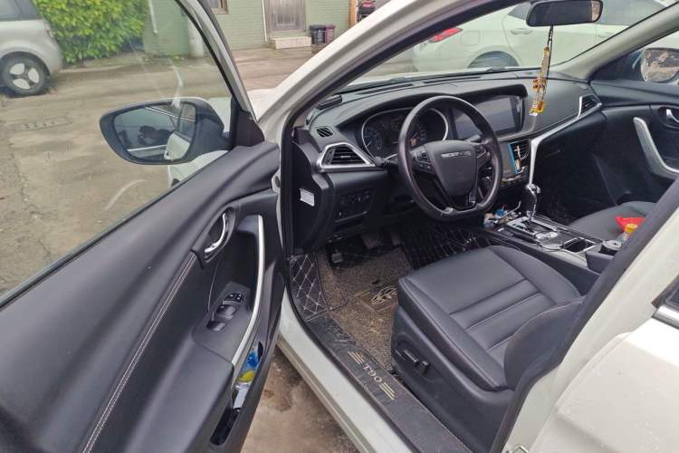 Used Venucia T90 2018 2.0L CVT Smart Connect Prestige Version China VI Standard Driver Seat