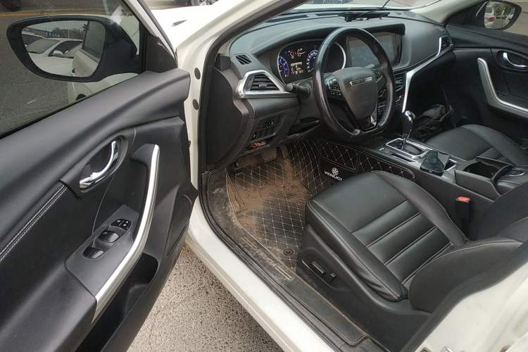 Used Venucia T90 2018 2.0L CVT Smart Connect Prestige Version China VI Standard Driver Seat