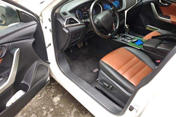 Used Venucia T90 2018 2.0L CVT Smart Connect Luxury Edition China V Standard Driver Seat