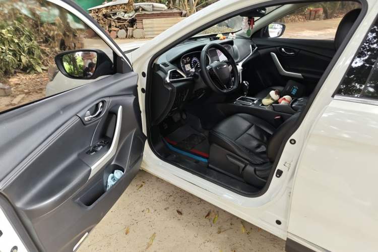 Used Venucia T90 2018 2.0L CVT Smart Connect Fashion Edition China V Standard Driver Seat