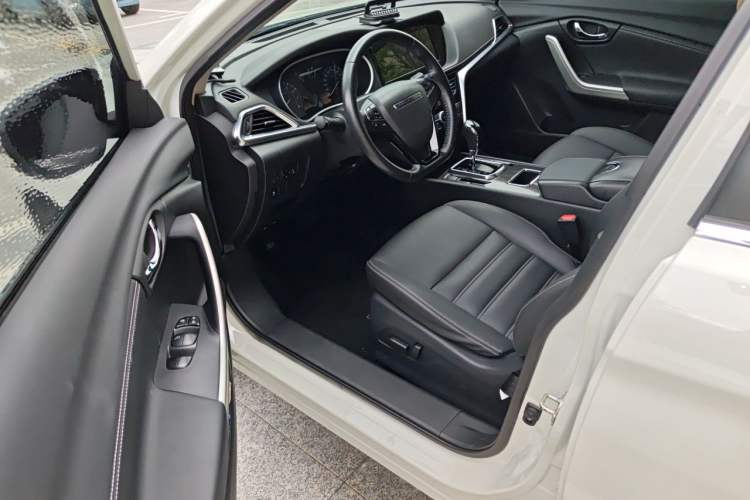 Used Venucia T90 2018 2.0L CVT Smart Connect Prestige Version China VI Standard Driver Seat