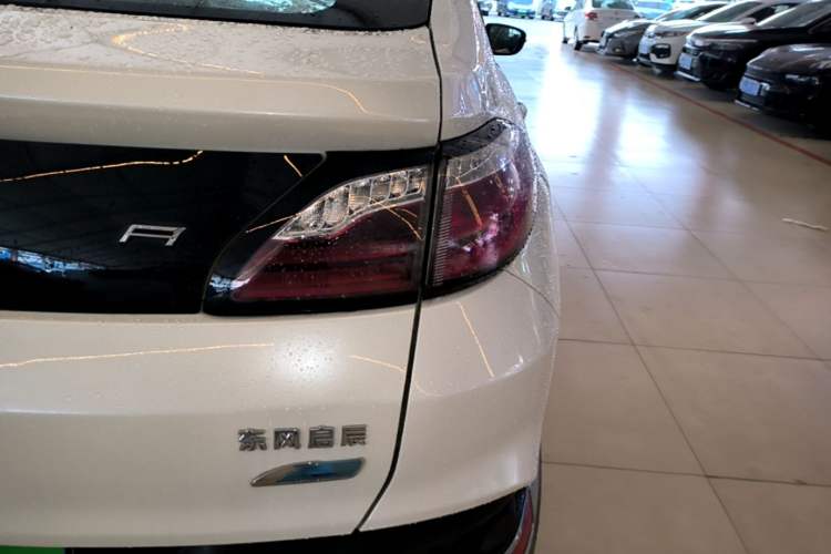 Used Venucia T90 2018 2.0L CVT Smart Connect Fashion Edition China V Standard Exterior 3
