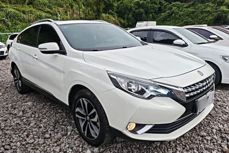 Used Venucia T90 2018 2.0L CVT Smart Connect Luxury Edition China V Standard Front Right 45 Deg