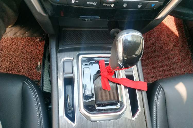 Used Venucia T90 2018 2.0L CVT Smart Connect Prestige Version China VI Standard Gear Lever