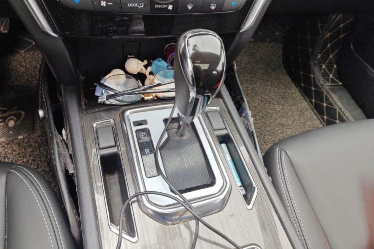 Used Venucia T90 2018 2.0L CVT Smart Connect Prestige Version China VI Standard Gear Lever