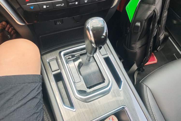 Used Venucia T90 2018 2.0L CVT Smart Connect Prestige Version China VI Standard Gear Lever