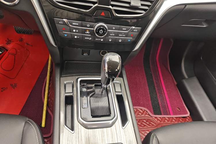 Used Venucia T90 2018 2.0L CVT Smart Connect Luxury Edition China V Standard Gear Lever
