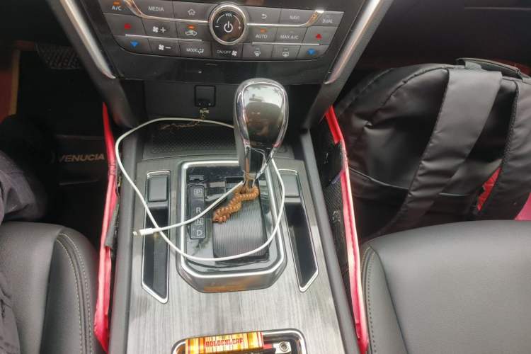 Used Venucia T90 2018 2.0L CVT Smart Connect Luxury Edition China V Standard Gear Lever