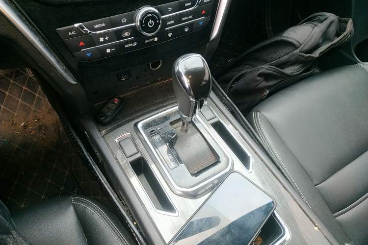 Used Venucia T90 2018 2.0L CVT Smart Connect Prestige Version China VI Standard Gear Lever