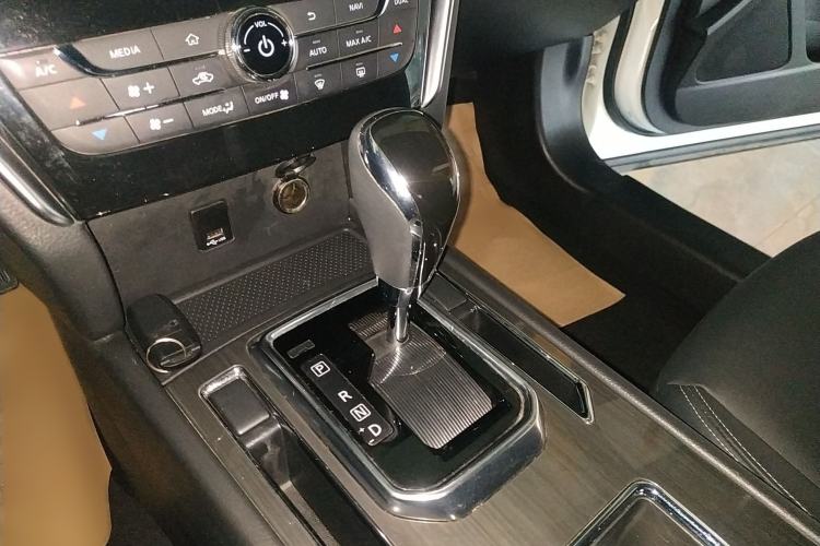 Used Venucia T90 2018 2.0L CVT Smart Connect Prestige Version China VI Standard Gear Lever
