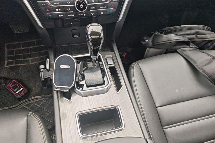 Used Venucia T90 2018 2.0L CVT Smart Connect Prestige Version China VI Standard Gear Lever