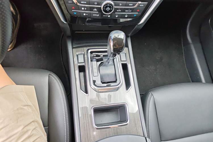 Used Venucia T90 2018 2.0L CVT Smart Connect Prestige Version China VI Standard Gear Lever
