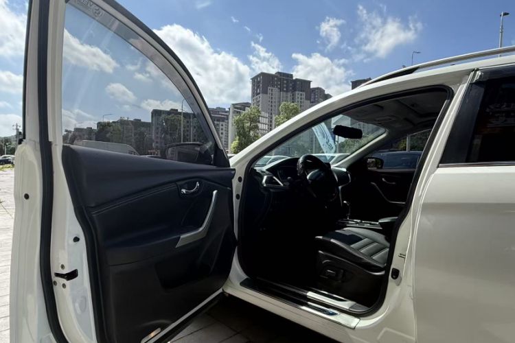 Used Venucia T90 2018 2.0L CVT Smart Connect Luxury Edition China V Standard Interior 1