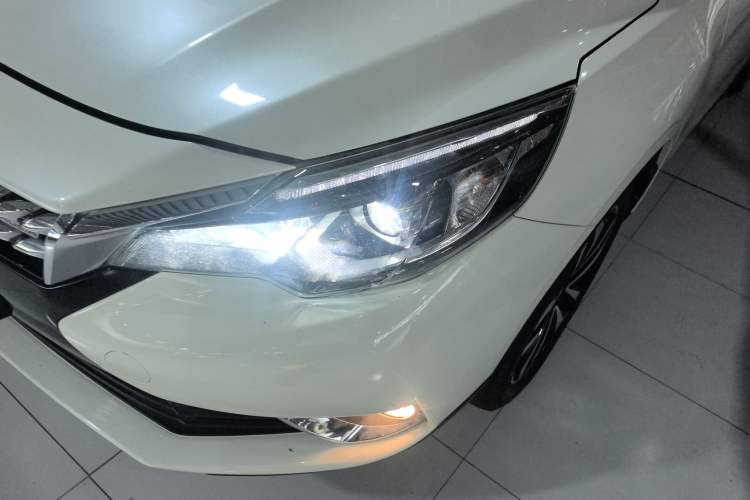 Used Venucia T90 2018 2.0L CVT Smart Connect Luxury Edition China V Standard Left Front Headlight