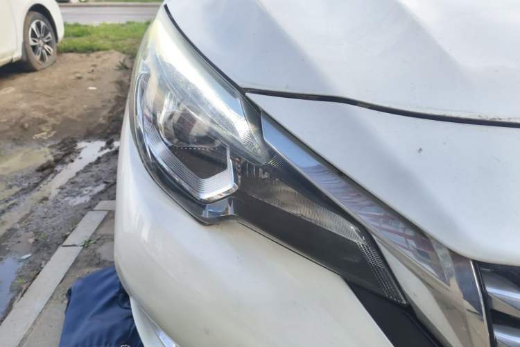 Used Venucia T90 2018 2.0L CVT Smart Connect Luxury Edition China V Standard Right Front Headlight