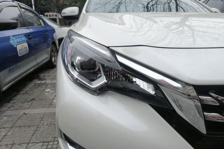 Used Venucia T90 2018 2.0L CVT Smart Connect Luxury Edition China V Standard Right Front Headlight