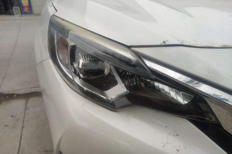 Used Venucia T90 2018 2.0L CVT Smart Connect Luxury Edition China V Standard Right Front Headlight