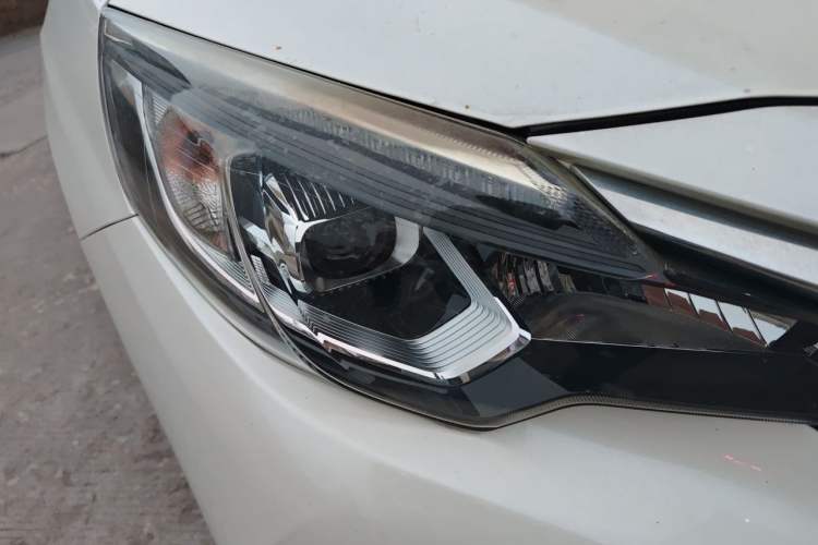 Used Venucia T90 2018 2.0L CVT Smart Connect Luxury Edition China V Standard Right Front Headlight