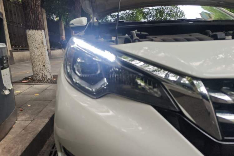Used Venucia T90 2018 2.0L CVT Smart Connect Luxury Edition China V Standard Right Front Headlight