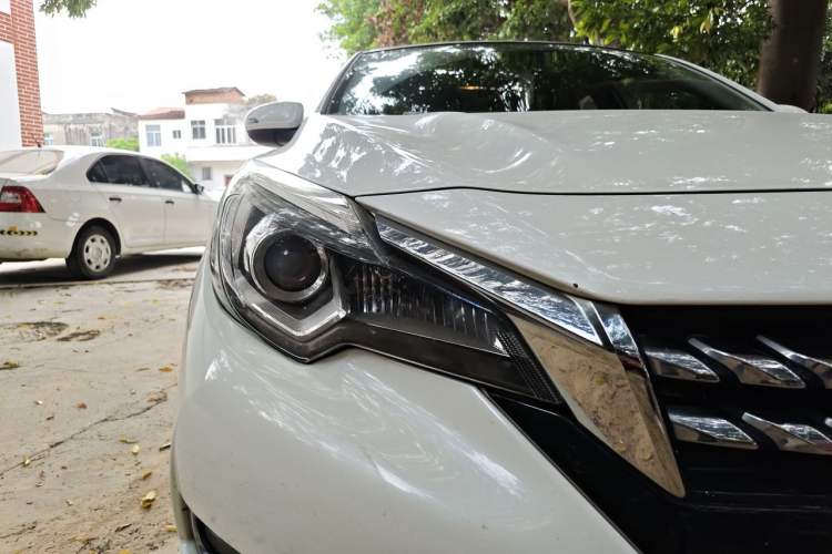 Used Venucia T90 2018 2.0L CVT Smart Connect Fashion Edition China V Standard Right Front Headlight