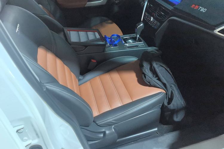 Used Venucia T90 2018 2.0L CVT Smart Connect Luxury Edition China V Standard Right Front Seat