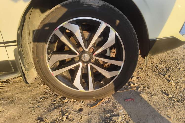 Used Venucia T90 2018 2.0L CVT Smart Connect Prestige Version China VI Standard Right Front Wheel Hub